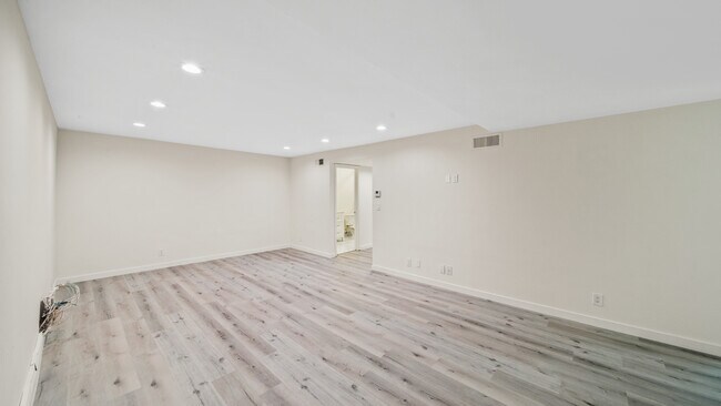 Building Photo - 430 N Maple Dr