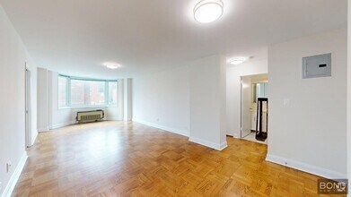 Building Photo - 400 E 71st St