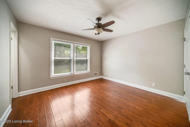 Foto del edificio - 6312 Six Mile Ln