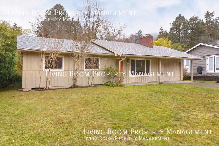 Mid Century Home w/ a Fenced Back Yard House for Rent in Portland, OR