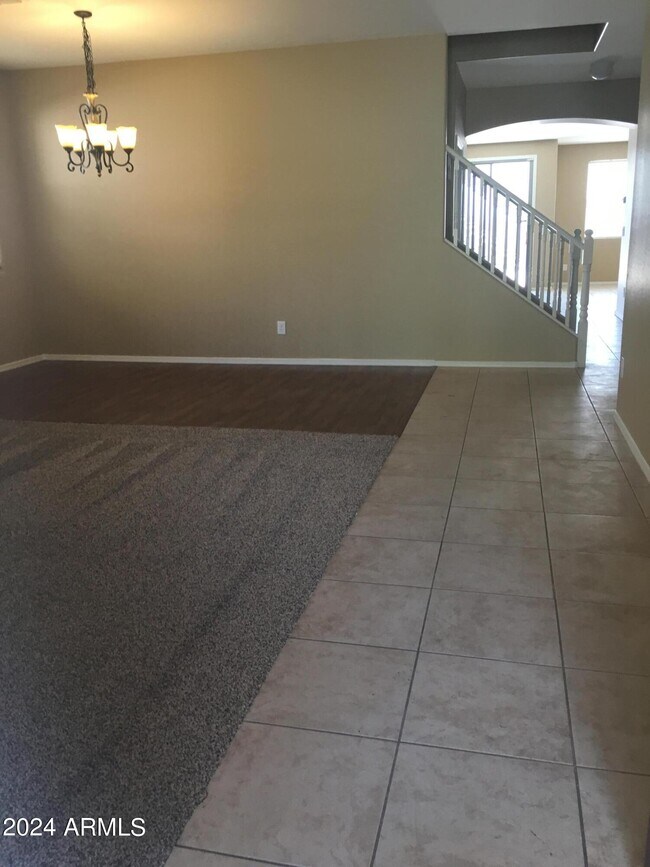 Foto del edificio - 46073 W Belle Ave