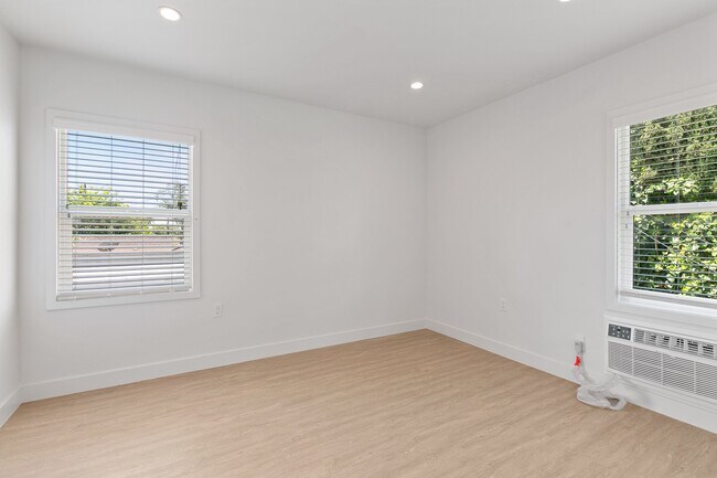 Building Photo - 5454 San Vicente Blvd