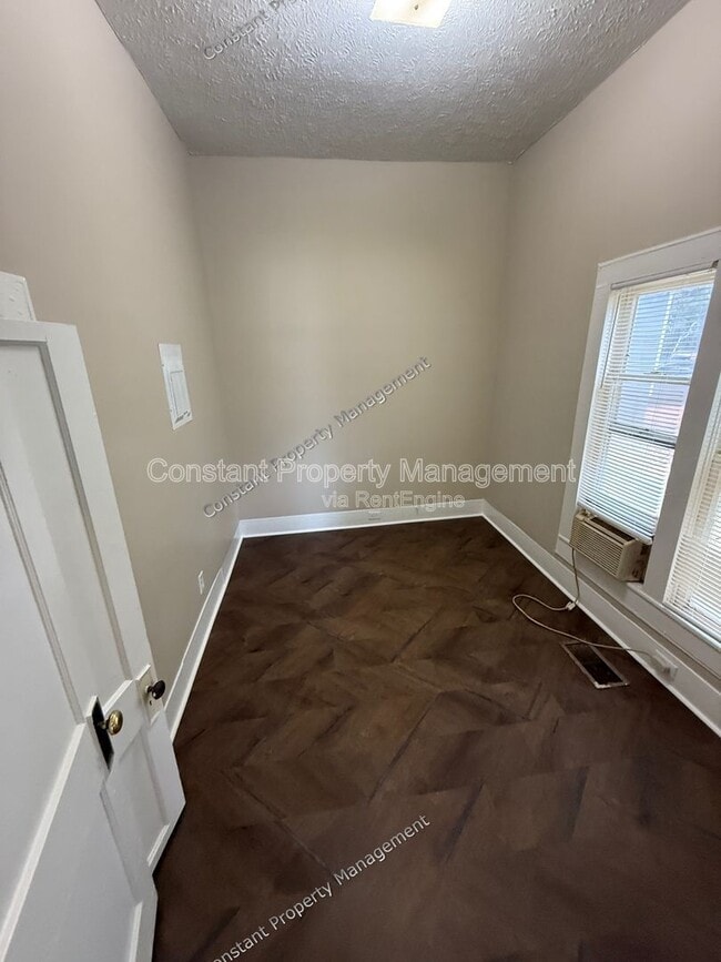 Foto del edificio - 825 E Broadway St