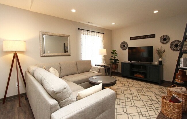 Foto del edificio - Beautiful Furnished Townhouse -Shorter Term Lease Available.