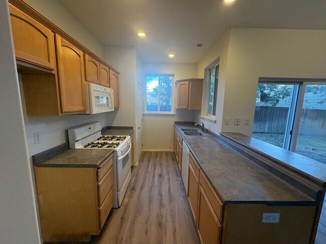 Foto del edificio - ALL NEW FLOORING, PAINT, APPLIANCES! FENCED YARD, CLOSE TO OLD MILL!