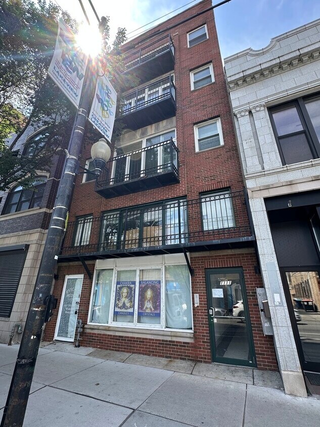 Primary Photo - 1111 W Belmont Ave