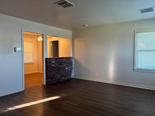 Foto del edificio - Central North home with big backyard, dual pane windows & more!