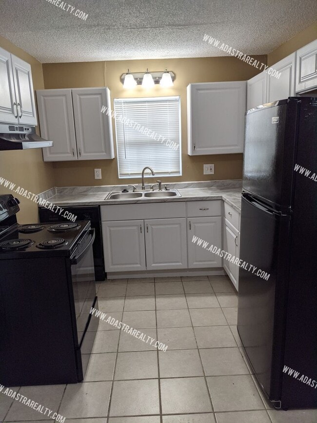 Foto del edificio - Updated South KCMO Home-Available NOW!!