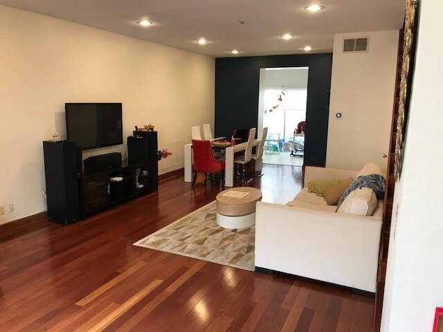 Sala de estar - Pisos de madera brasileña - 2405 34th St