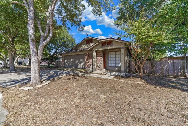 Building Photo - Charming Boerne Retreat: Cozy Living with Modern Comforts