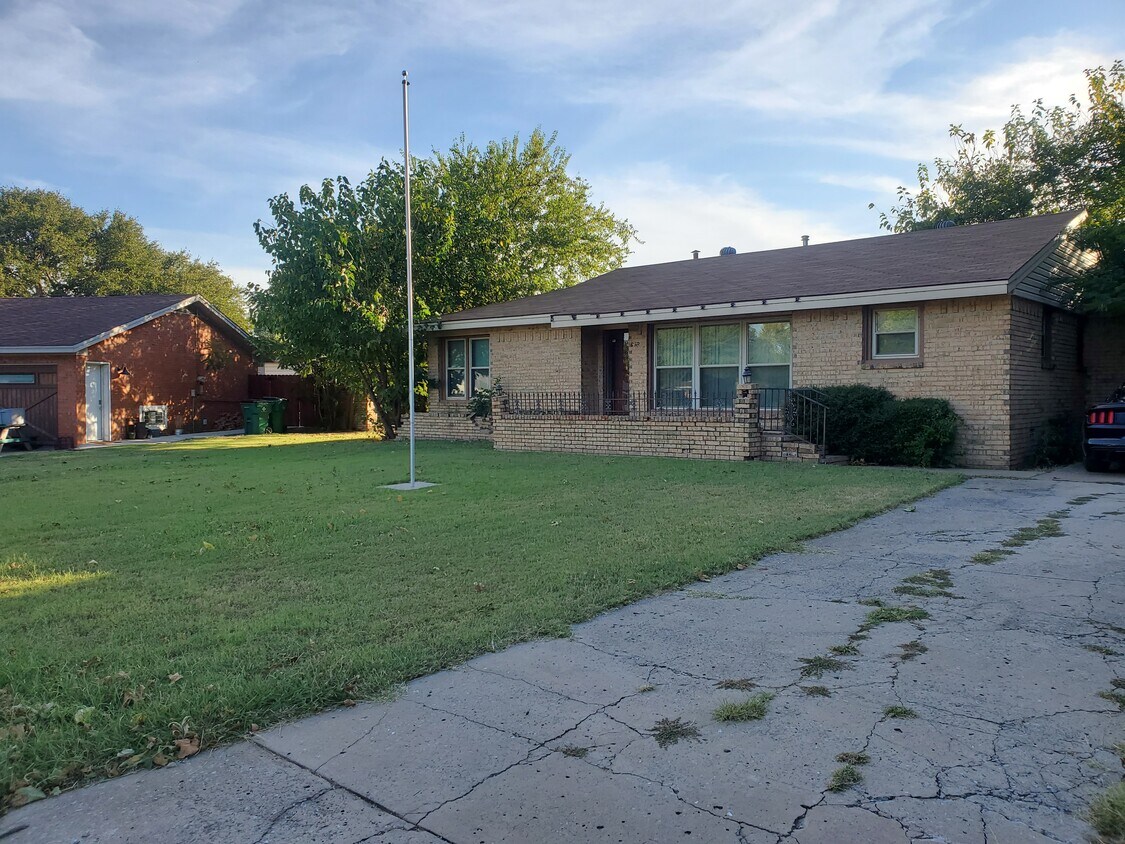 Primary Photo - 512 Harriett St