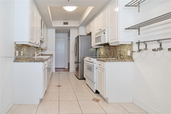 Building Photo - 808 Brickell Key Dr