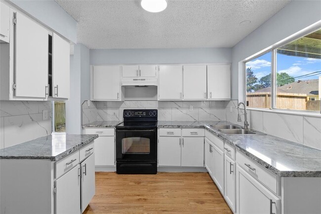 Foto del edificio - 19718 Lake Hollow Ln