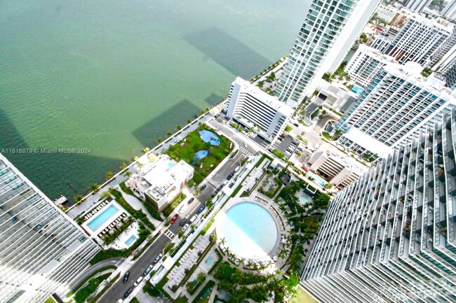 Foto del edificio - 650 NE 32nd St
