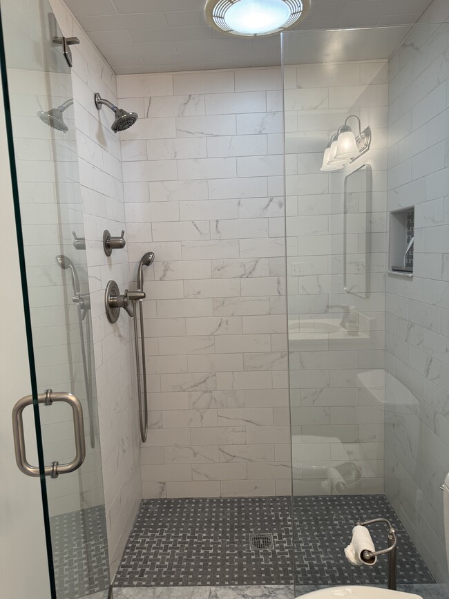 Walk-in shower - 32 Raynor St