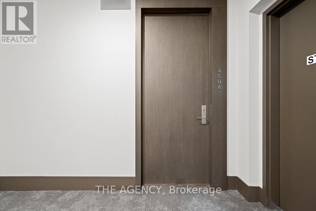 Building Photo - 39 Roehampton Ave