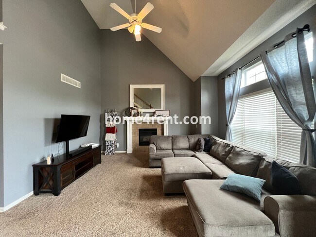 Foto del edificio - Updated Kitchen w/ Granite Counters, SS Appliances, Finished Basement and a Fenced Yard!