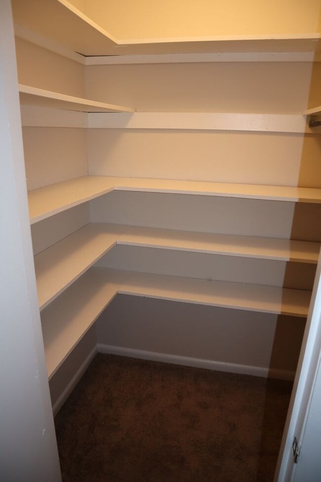 Building Photo - Spacious Ground Floor Condo in Silver Spring