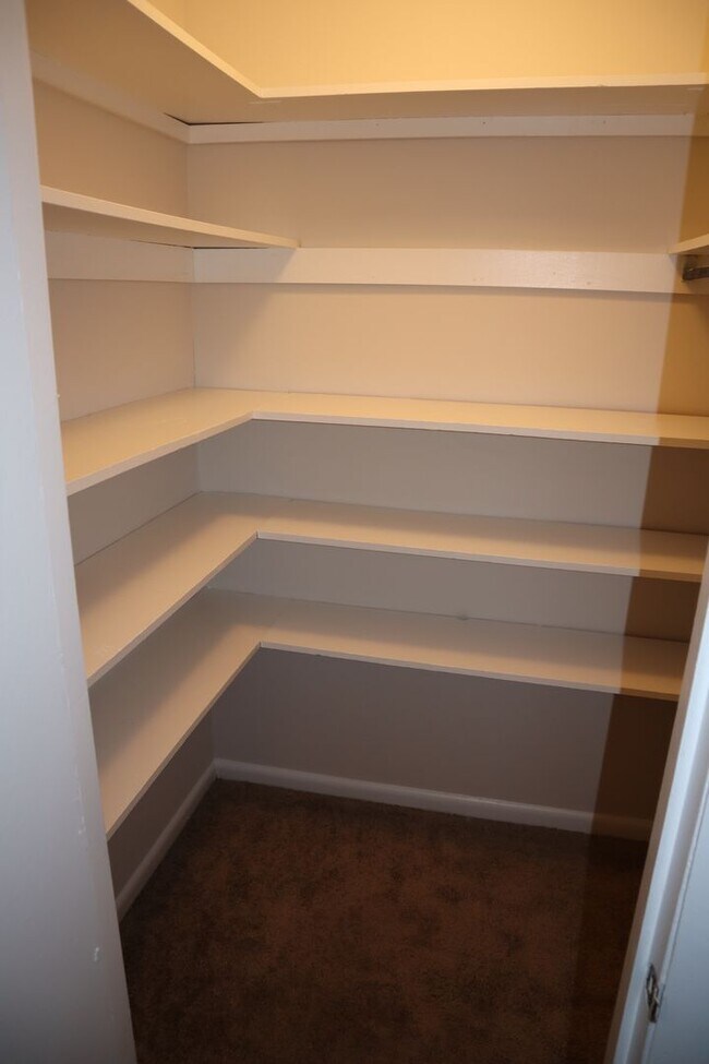 Foto del edificio - Spacious Ground Floor Condo in Silver Spring