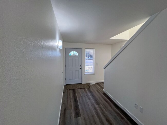 Foto del edificio - 16241-16243 Curry Ct SE