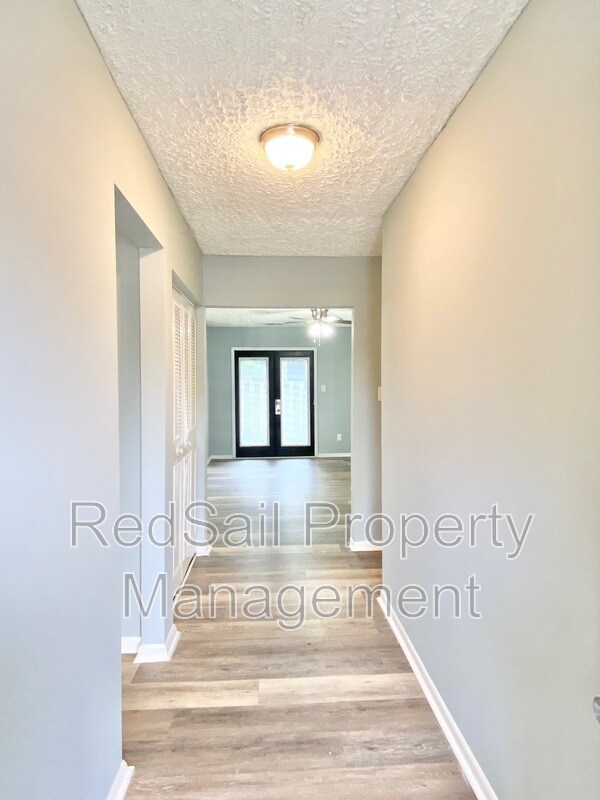 Foto del edificio - 1449 Longdale Dr