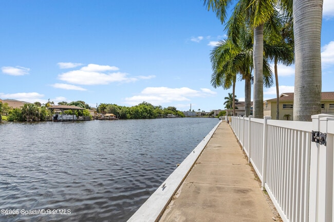 Foto del edificio - 250 N Banana River Dr