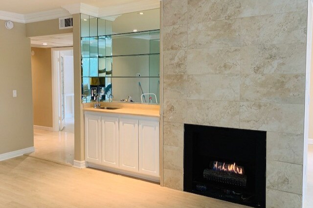 Fireplace, wet bar - 2345 Roscomare Rd