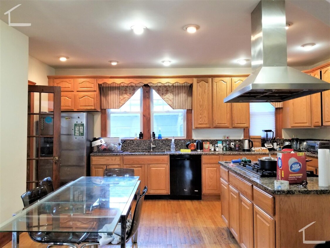 Foto principal - Huge 5 bed 3 bath unit located in Coolidge...