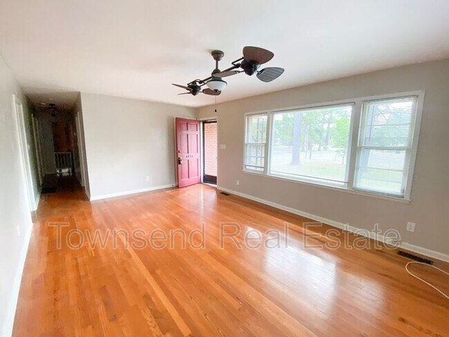 Building Photo - 4056 Welmont Dr
