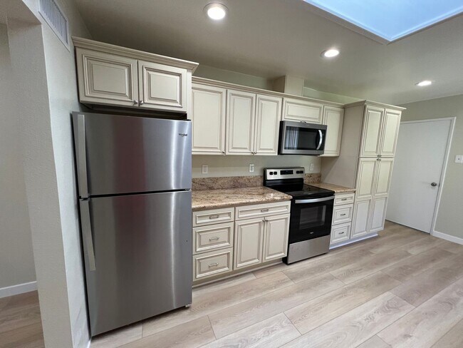 Foto del edificio - Beautiful Coronado II for Rent