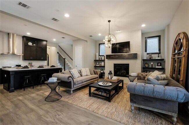 Foto del edificio - 8043 Sunflower Ln