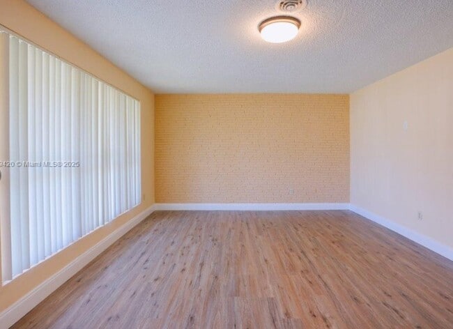 Foto del edificio - 135 NW 208th St