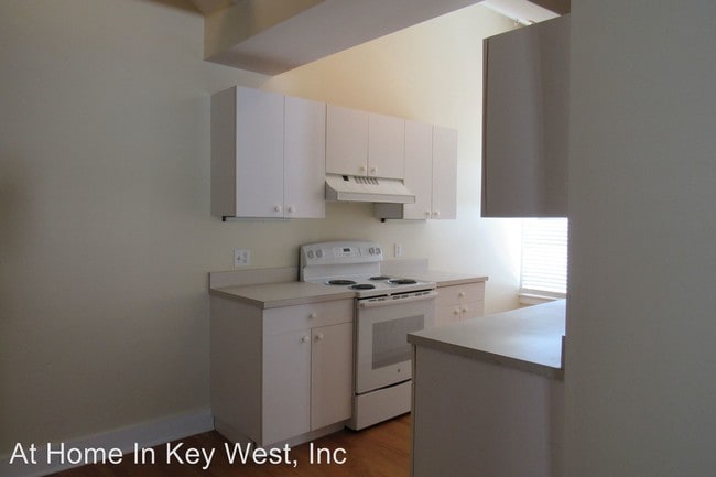 Building Photo - 921 White St
