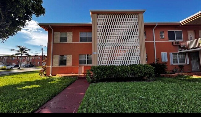Building Photo - 3600 SW 9th Terrace