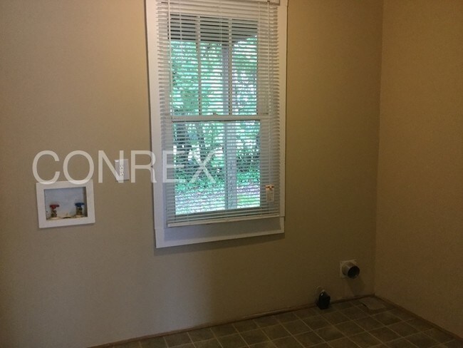 Foto del edificio - 335 E Meadow Rd