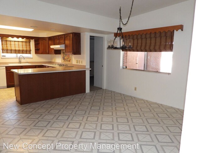 Building Photo - 4 br, 2 bath House - 2240 S Camino Seco