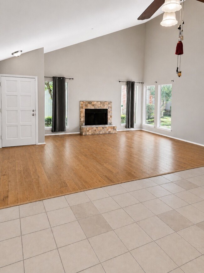 Building Photo - 7854 Green Lawn Dr