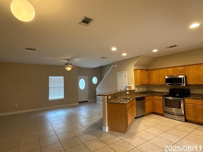 Building Photo - 544 Maple Ave