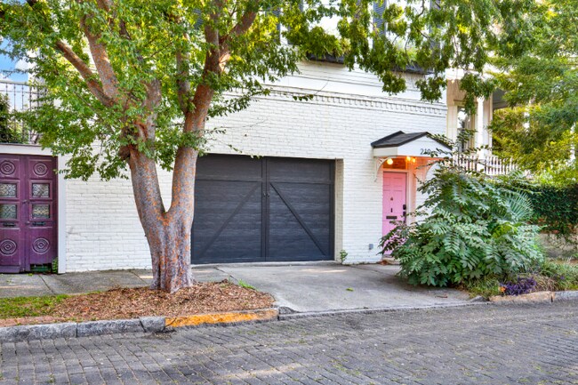 Foto del edificio - 210 E Waldburg St