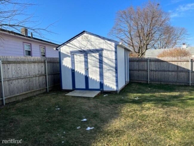 Building Photo - 3 br, 1 bath House - 84 Easton Ave