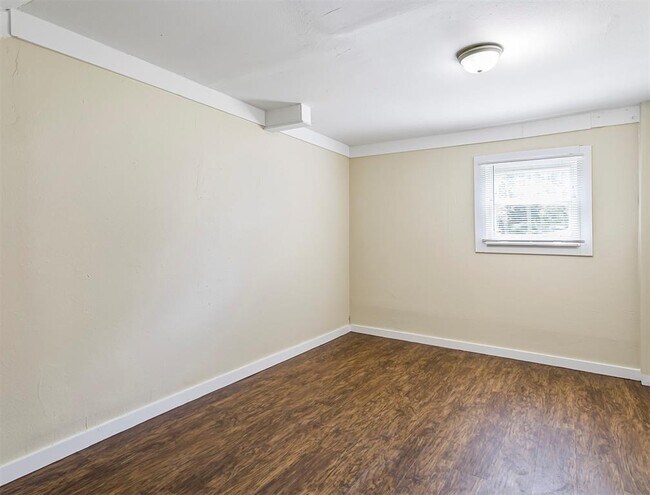 Building Photo - 1104 1/2 Maple St