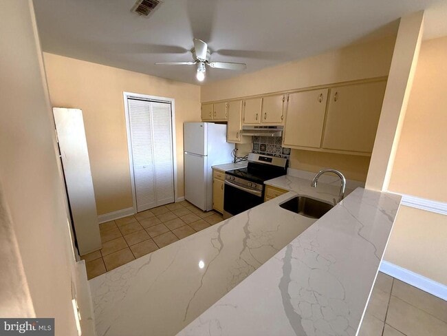 Building Photo - 3921 Woodhue Pl