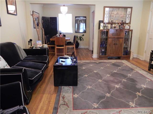 Foto del edificio - 215 Middle Neck Rd