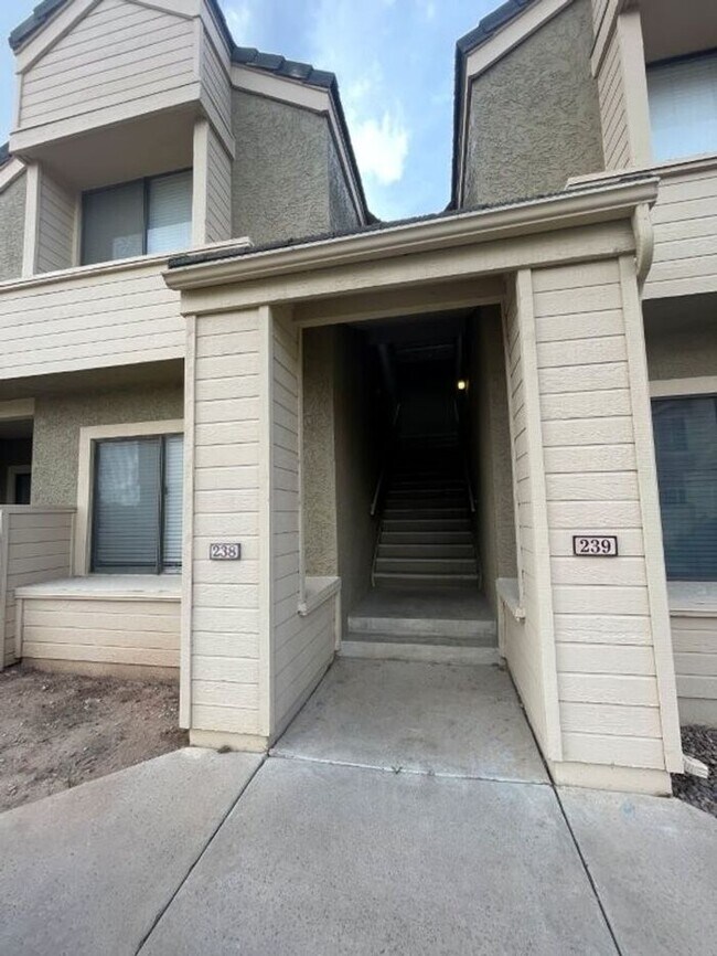 Building Photo - 2035 S Elm St