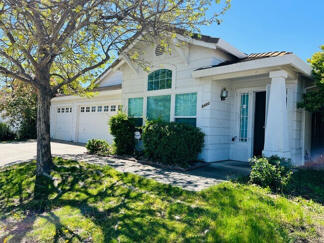 Foto del edificio - 4 Bedroom, 3 Car Garage, One Block from El...