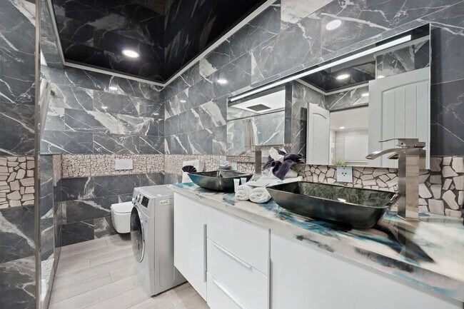 Foto del edificio - 8743 Thomas Dr