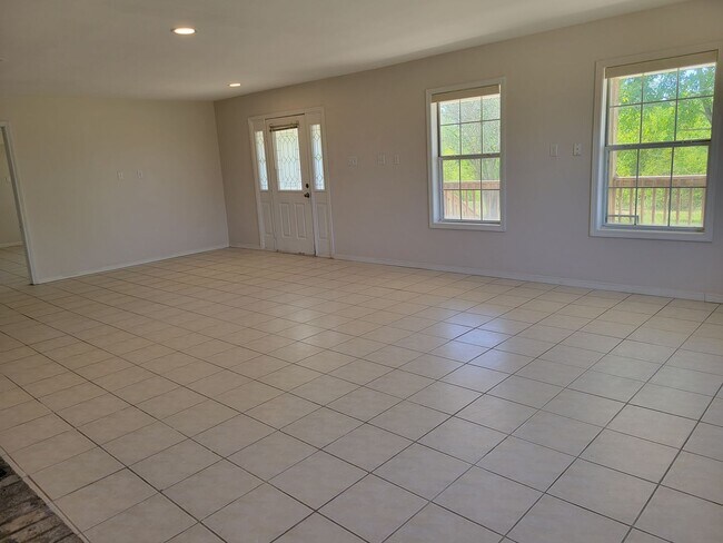 Foto del edificio - Spacious 4B/3B Home Available on 4.75 Acres