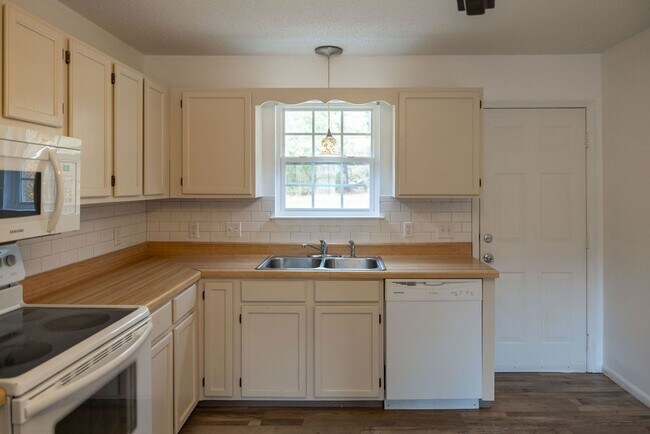 Foto del edificio - 5025 Bess Moore Rd