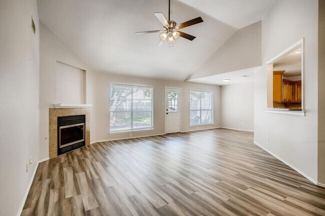 Foto del edificio - 607 Battlecreek Ln