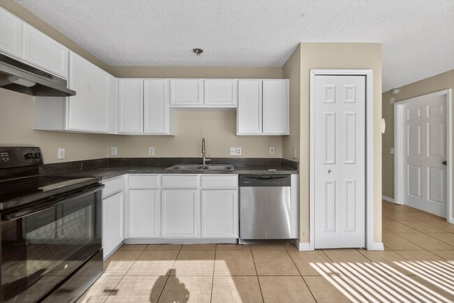 Foto del edificio - MUST SEE!! Huge 4 Bedroom / 2 Bath Single Family Home For Rent - SECTION EIGHT ACCEPTED